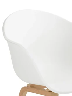 Sedia Con Braccioli In Plastica Con Gambe In Legno Claire