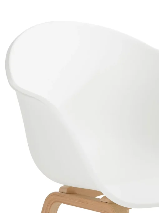 Sedia Con Braccioli In Plastica Con Gambe In Legno Claire